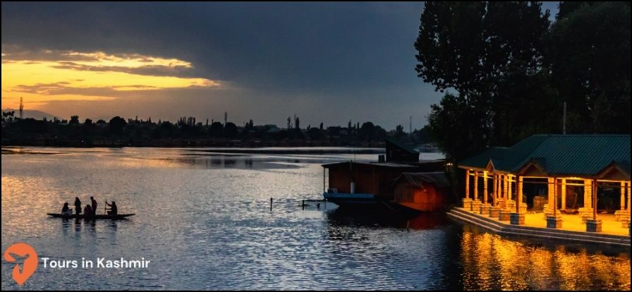 houseboats in Dal Lake